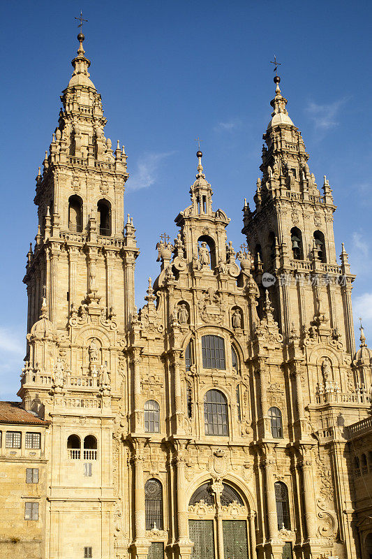 圣地亚哥德孔波斯特拉大教堂，Obradoiro 门面。